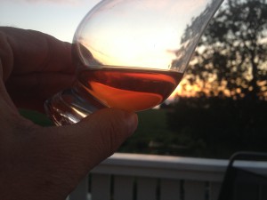 Tre centiliter Red handed bourbon i solnedgången på Visingsö. Sämre kan man ha det.