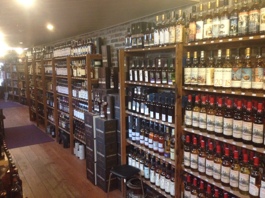 Så många whiskies, så lite pengar. En av många täckta väggar på The old pipe.